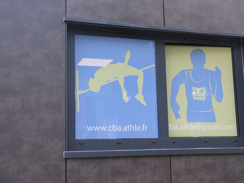Vitrine adhésive